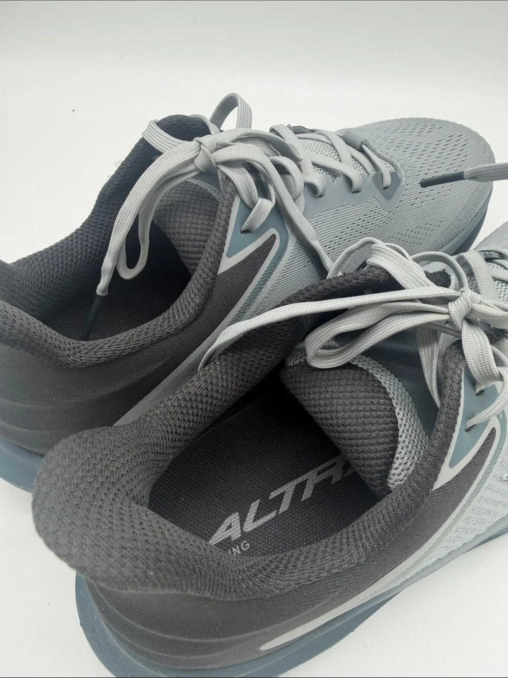 ALTRA men's torin 8 shoe in gray